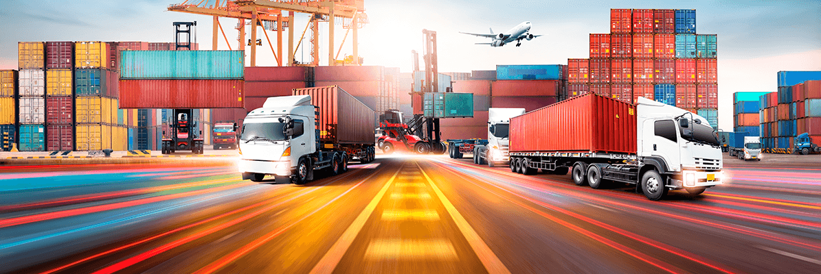 Flota de camiones y una persona gestionándola