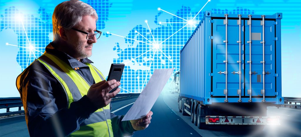 empresario-en-almancen-logistico